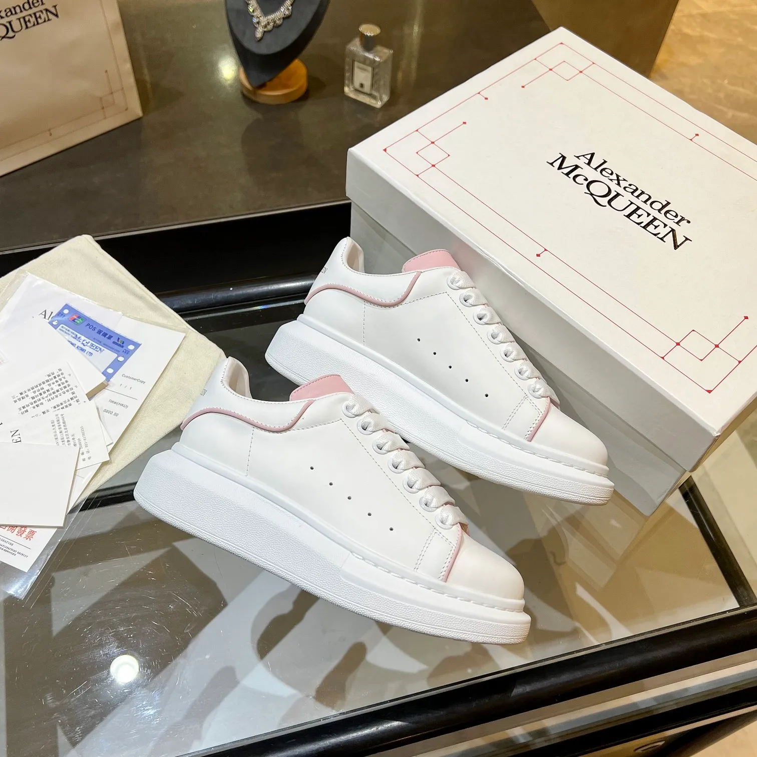 👟👟Ex-factory price 480👟👟 Men's size +10 High-quality upgraded version🔥Real shot of Alexander McQUEEN (McQueen)🎉The highest quality silk cowhide version on the market🎊, imported water-dyed sheepskin inside, counter 1:1 replica, star style T stage catwalk, a must-have for fashionistas , the original high-temperature and ultra-clear air compressor logo on the foot, absolutely counter-matched version, the arc of the back bag is truly genuine 0⃣️ difference, using an exclusive privately molded double-layer vacuum outsole, which is light on the foot and has excellent rebound! Running🏃✈️The first choice item for outdoor sports💅💅Trend and fashion coexist📣 Women’s style: 35-39, Men’s style: 39-44